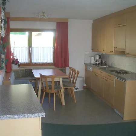 Garni Am Johannesbrunnen Aparthotel Fiss